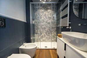Shower, free toiletries, hair dryer, bidet - Roman Terrace & Soul in Peaceful Area (Roma)