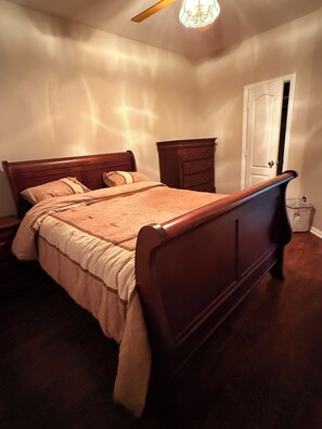 3 bedrooms, WiFi, bed sheets - Tranquil Escape on Crooked Ridge in the City of Lakes (The Colony)