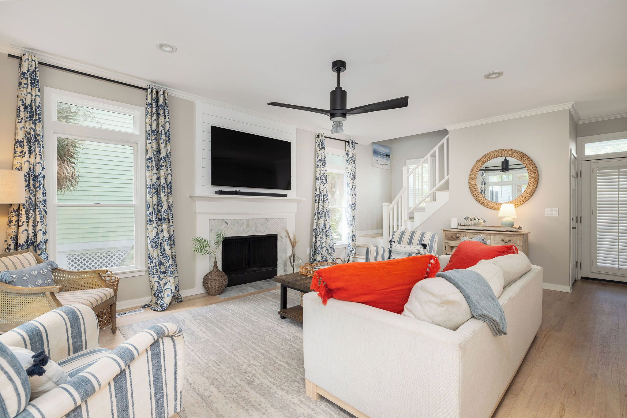 Een televisie en een tafeltennistafel