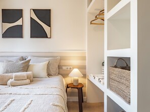 5 bedrooms, iron/ironing board, WiFi, bed sheets