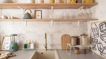 Een magnetron, een oven, een kookplaat, een vaatwasser