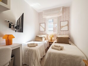 5 bedrooms, iron/ironing board, WiFi, bed sheets