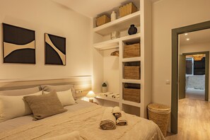 Een strijkplank/strijkijzer, wifi, beddengoed