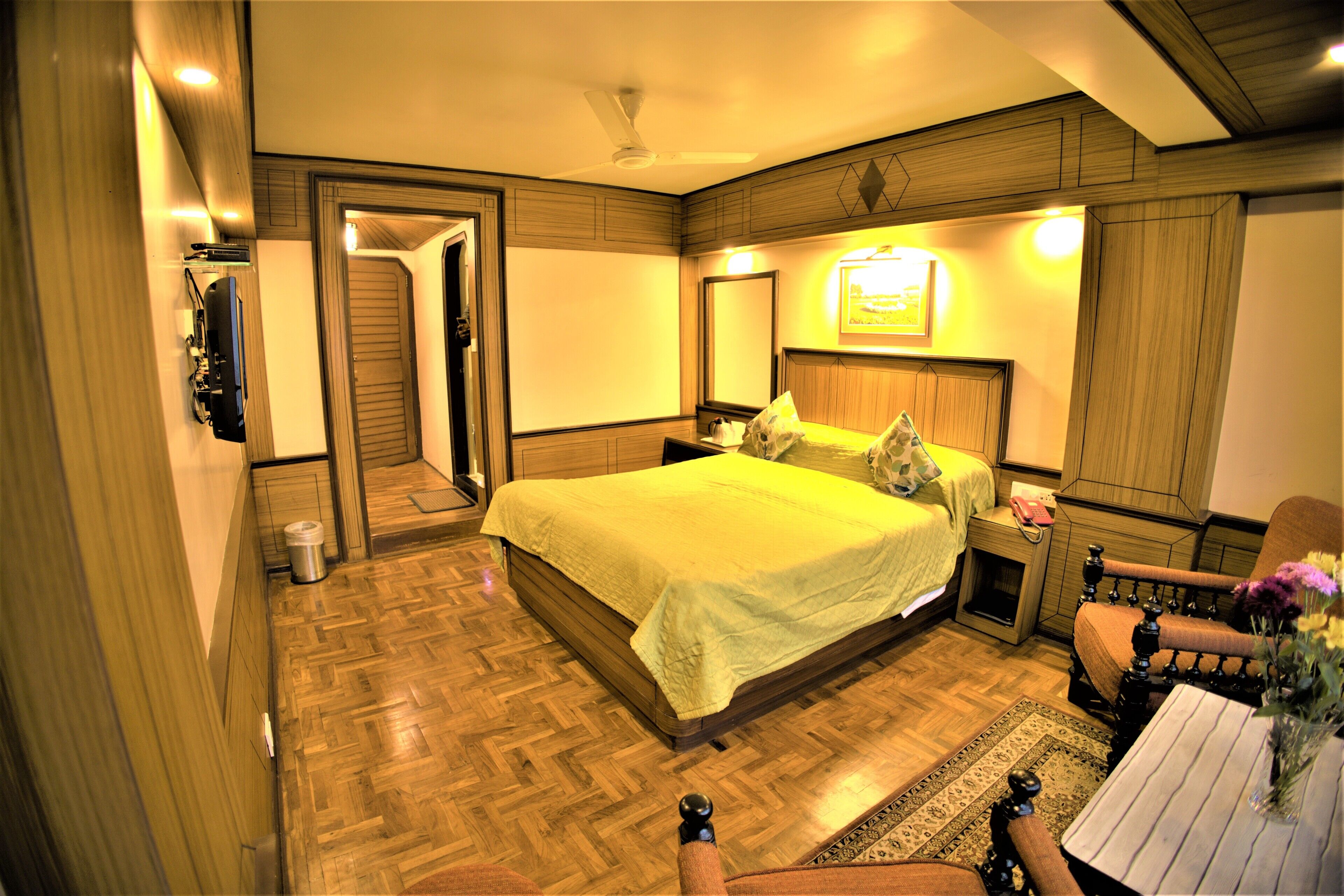 Ein Schlafzimmer mit einem Bett, einem Nachttisch und einem Sessel.