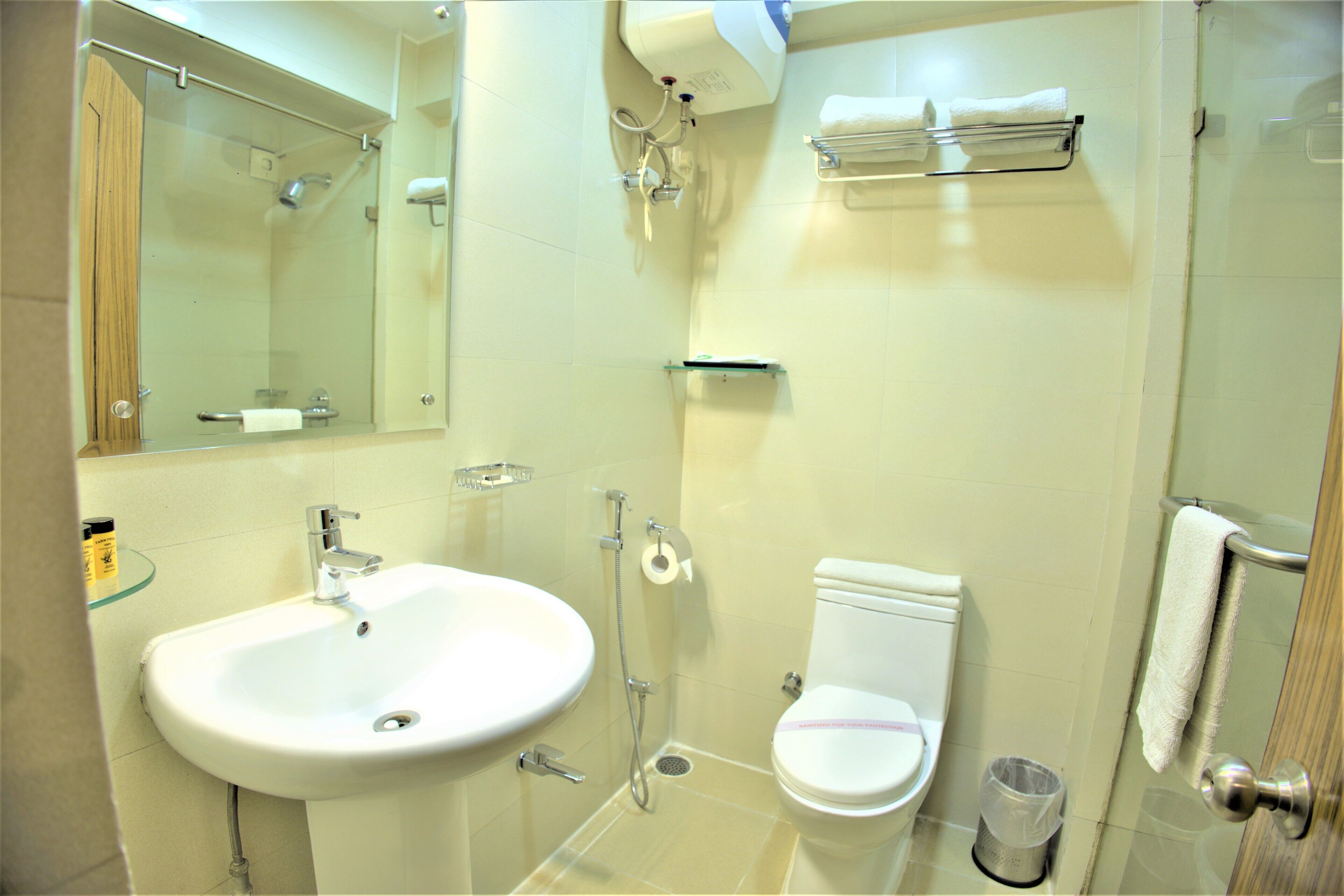 Ein modernes Badezimmer mit Waschbecken, Toilette und Dusche.