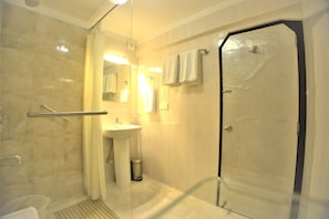 Deluxe Room | Bathroom