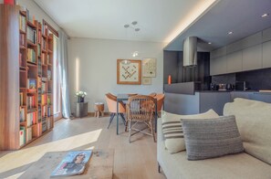 アパートメント (1 Bedroom) | リビング エリア | 32 インチのスマートテレビ (ケーブル放送視聴可)