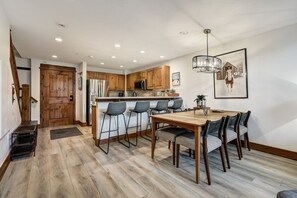 Apartamento, 3 habitaciones | Restauración