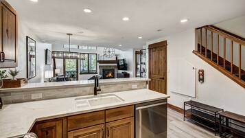 Condo, 3 Bedrooms | Interior