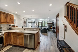 Condo, 3 habitaciones | Cocina privada | Refrigerador, horno, cafetera y tetera y tostadora 