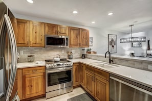 Appart'hôtel, 3 chambres | Cuisine privée | Réfrigérateur, four, cafetière/bouilloire, grille-pain