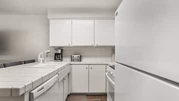 Condo, 2 Bedrooms | Private kitchen