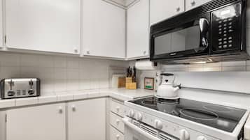 Condo, 2 Bedrooms | Private kitchen | Fridge, oven, coffee/tea maker