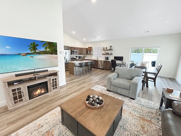 Casa, 3 habitaciones | Área de sala de estar | Smart TV