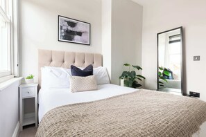 6 slaapkamers, een bureau, een strijkplank/strijkijzer, reisbedje