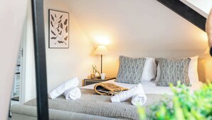 6 soverom, skrivebord, strykejern/-brett og reiseseng for barn