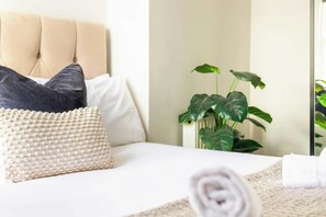 6 habitaciones, escritorio y tabla de planchar con plancha 