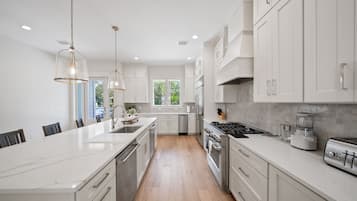 House, 5 Bedrooms | Private kitchen