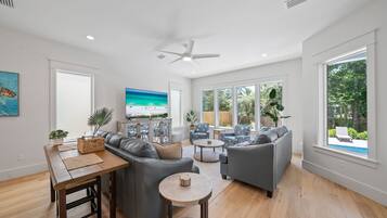 House, 5 Bedrooms | Living area