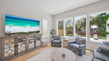 House, 5 Bedrooms | Living area