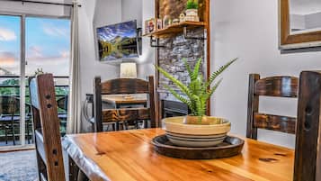 Condo, 2 Bedrooms | Dining