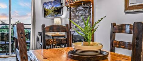 Condo, 2 Bedrooms | Dining