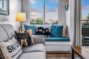Appart'hôtel, 2 chambres | Coin séjour | TV connectée