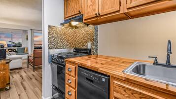 Condo, 2 phòng ngủ | Bếp riêng | Tủ lạnh, lò nướng, dụng cụ pha cà phê/trà, lò nướng bánh mì