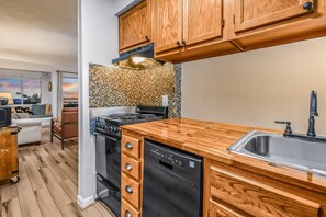 Condo, 2 phòng ngủ | Bếp riêng | Tủ lạnh, lò nướng, dụng cụ pha cà phê/trà, lò nướng bánh mì 