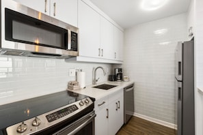 Private kitchen - Sugar Beach Resort, #421 1 Bedroom Condo (Kihei)