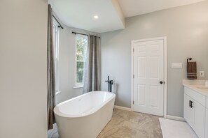 Apartment (4 Bedrooms) | Interior - Group Getaway w/ Games & Patio in Philadelphia! (Philadelphia)