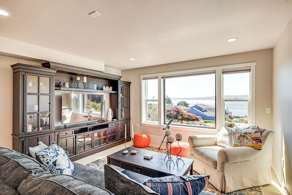 Front of property - Puget Sound Views: Des Moines Apt w/ Patio (Des Moines)