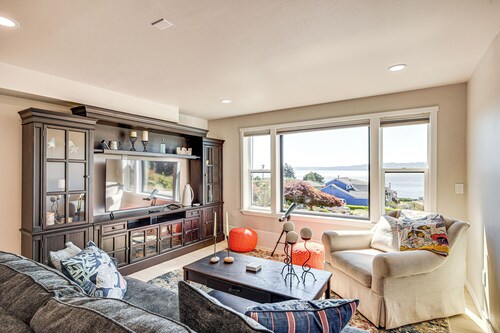 Puget Sound Views: Des Moines Apt w/ Patio