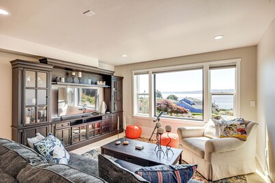 Puget Sound Views: Des Moines Apt w/ Patio