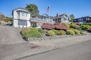 Interior - Puget Sound Views: Des Moines Apt w/ Patio (Des Moines)