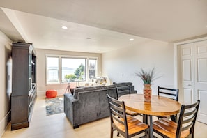 Interior - Puget Sound Views: Des Moines Apt w/ Patio (Des Moines)