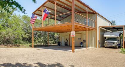 6 Mi to Granbury City Beach Park: Apt w/ Veranda!