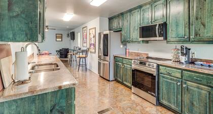 6 Mi to Granbury City Beach Park: Apt w/ Veranda!