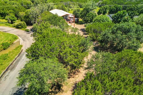 6 Mi to Granbury City Beach Park: Apt w/ Veranda!