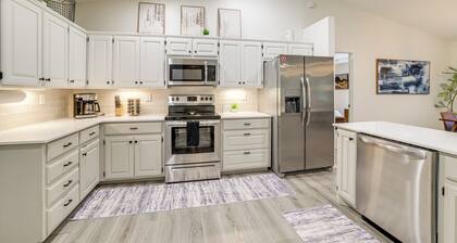 Bike, Golf, Swim: Modern Bella Vista Home w/ Deck!