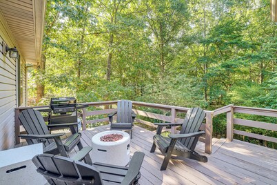 Bike, Golf, Relax: Modern Bella Vista Home w/ Deck