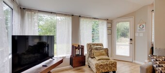 Walk to Main Avenue: Cozy Unit in Warrenton