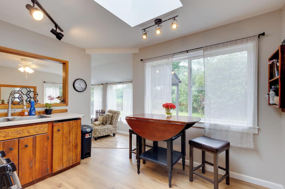 Walk to Main Avenue: Cozy Unit in Warrenton - Warrenton, OR