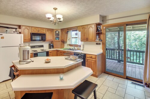 Family Home w/ Game Room! 1 Mi to Dale Hollow Lake