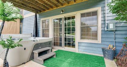 1 Mi to Wisp Resort: Hot Tub Haven in Mchenry!