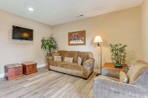 Apartment (3 Bedrooms) | Interior - 1 Mi to Wisp Resort: Hot Tub Haven in Mchenry! (McHenry)