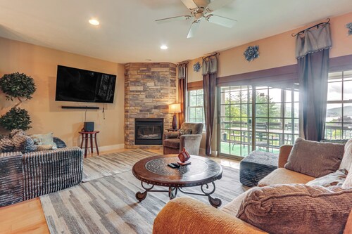 1 Mi to Wisp Resort: Hot Tub Haven in Mchenry!