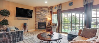 1 Mi to Wisp Resort: Hot Tub Haven in Mchenry!