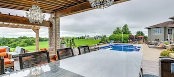 Outdoor Oasis: Luxe Flat in Mt Horeb!