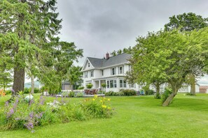 House (5 Bedrooms) | Interior - Fire Pits, Views & Yard: Luxe Mt Horeb Getaway! (Mount Horeb)